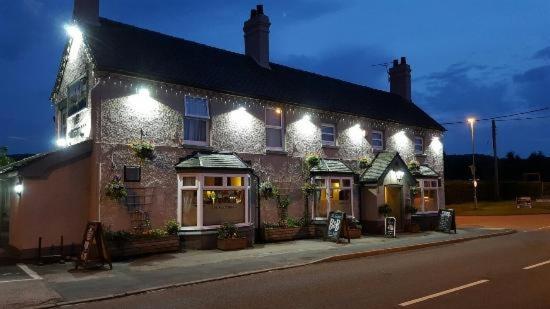 The Huntsman Hotel Cheadle  Bagian luar foto